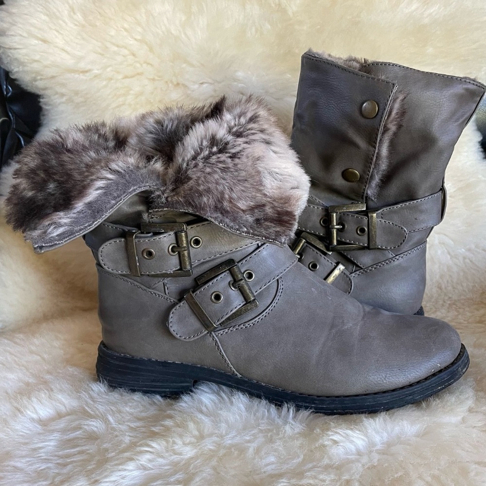 Grey fur lined boot